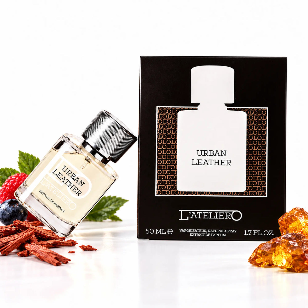 L’ATELIERO Urban Leather Extrait de Parfum 50 ml: schräg gestellter Flakon neben schwarzer Box auf weißem Grund.