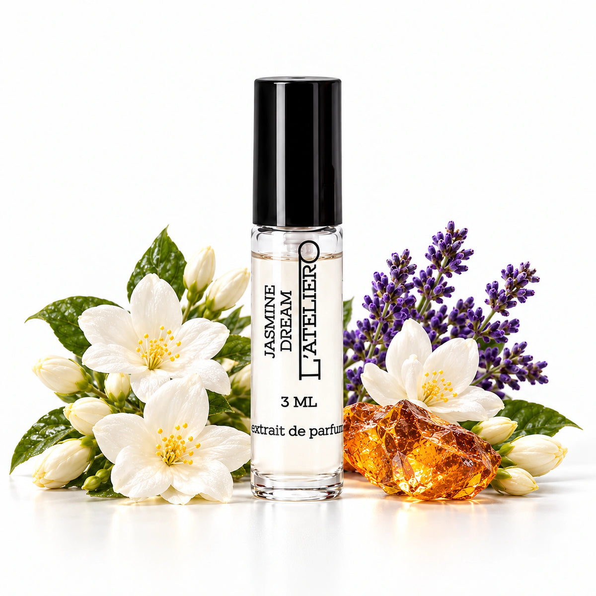 L’ATELIERO Jasmine Dream Extrait de Parfum 3 ml: Duftprobe zwischen weißen Blüten, Lavendelzweigen und bernsteinfarbenen Steinen.