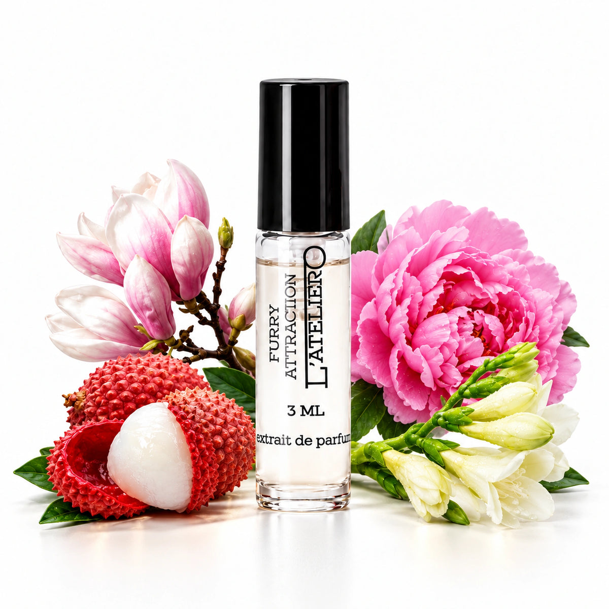 L’ATELIERO Furry Attraction Extrait de Parfum 3 ml: Duftprobe zwischen geöffneter Litschi, rosa Magnolien, Pfingstrose und weißen Blüten.